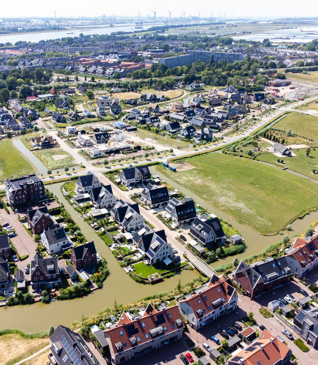 Overview eiland Zomerbries met op de achtergrond de Nieuwe Waterweg. KOW