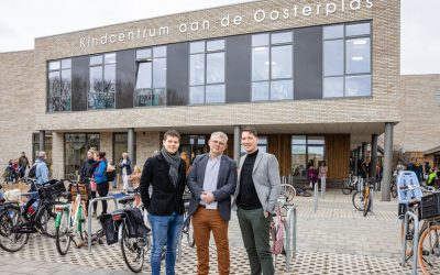 KOW architecten Fabian van der Wielen (links) en Menno Voss (recht), naast Vincent Bosma, directeur van KC Aan de Oosterplas . KOW