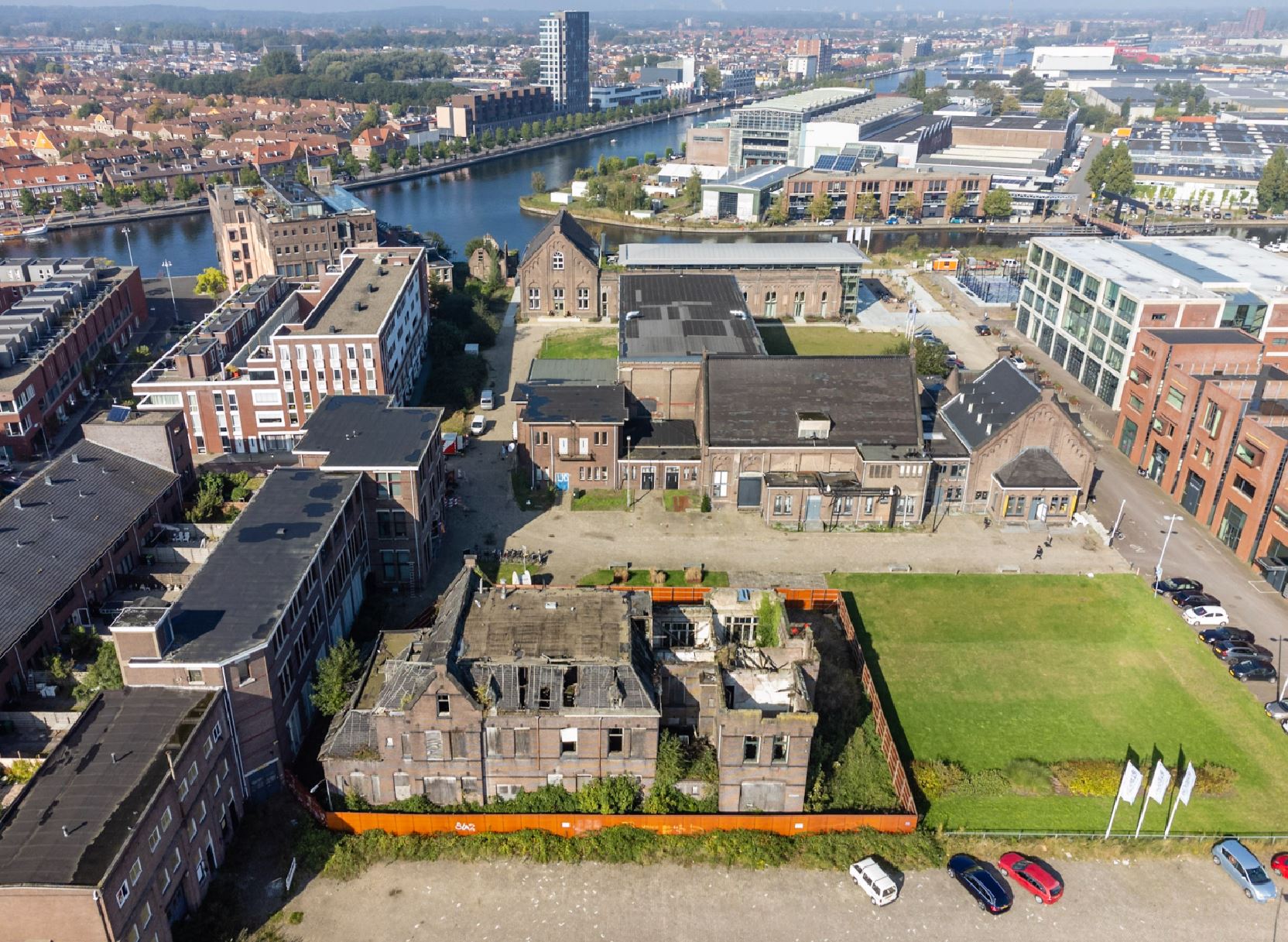 Overview Haarlemmer Stroom met op de voorgrond het Directiekantoor en op de achtergrond het Meterhuiscomplex (BASE photography)